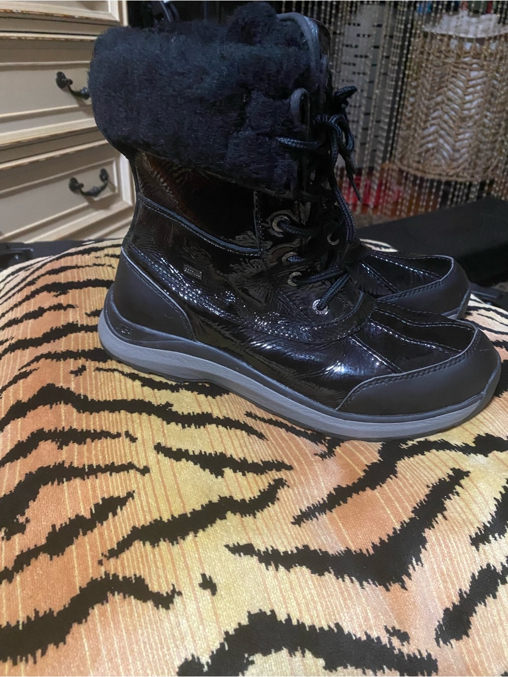 Ugg Australia Women’s 11 Black Winter Lace-Up Ankle Boots with Faux Fur Collar